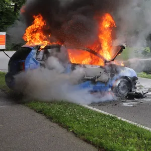 Feuerwehrkräfte bekämpfen die Flammen.
