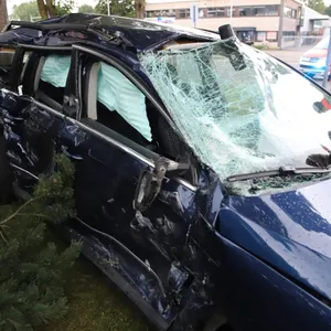 Bei Hamburg: Ein Bus schleuderte den VW gegen einen Baum.