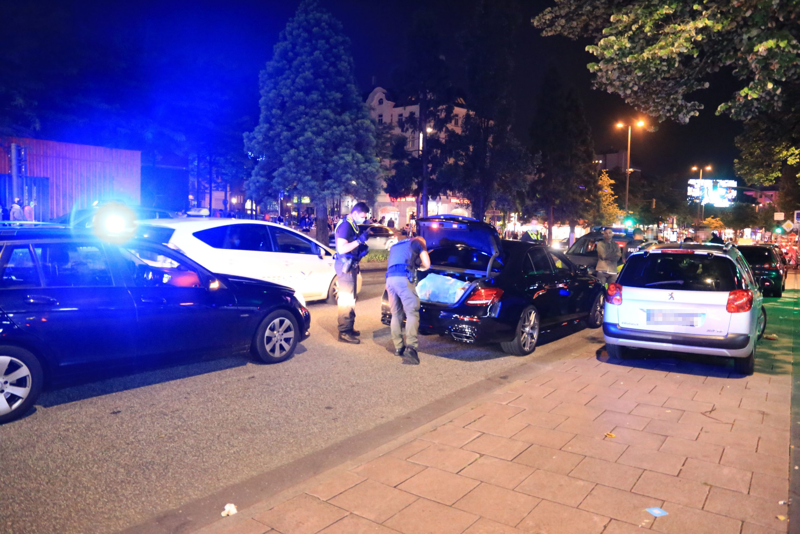 Polizisten kontrollieren den gestoppten Mercedes in Hamburg.