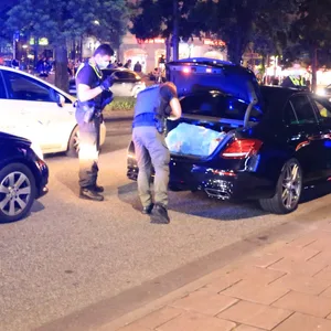 Polizisten kontrollieren den gestoppten Mercedes in Hamburg.