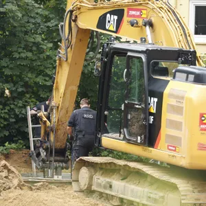 Ein Experte des Kampfmittelräumdienstes am Fundort in Hamburg-Ottensen.
