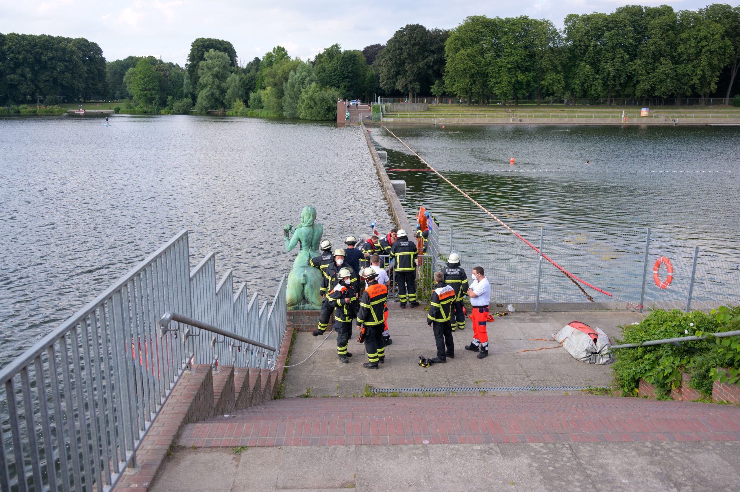 Rettungskräfte am Hamburger Stadtparksee