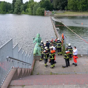 Rettungskräfte am Hamburger Stadtparksee