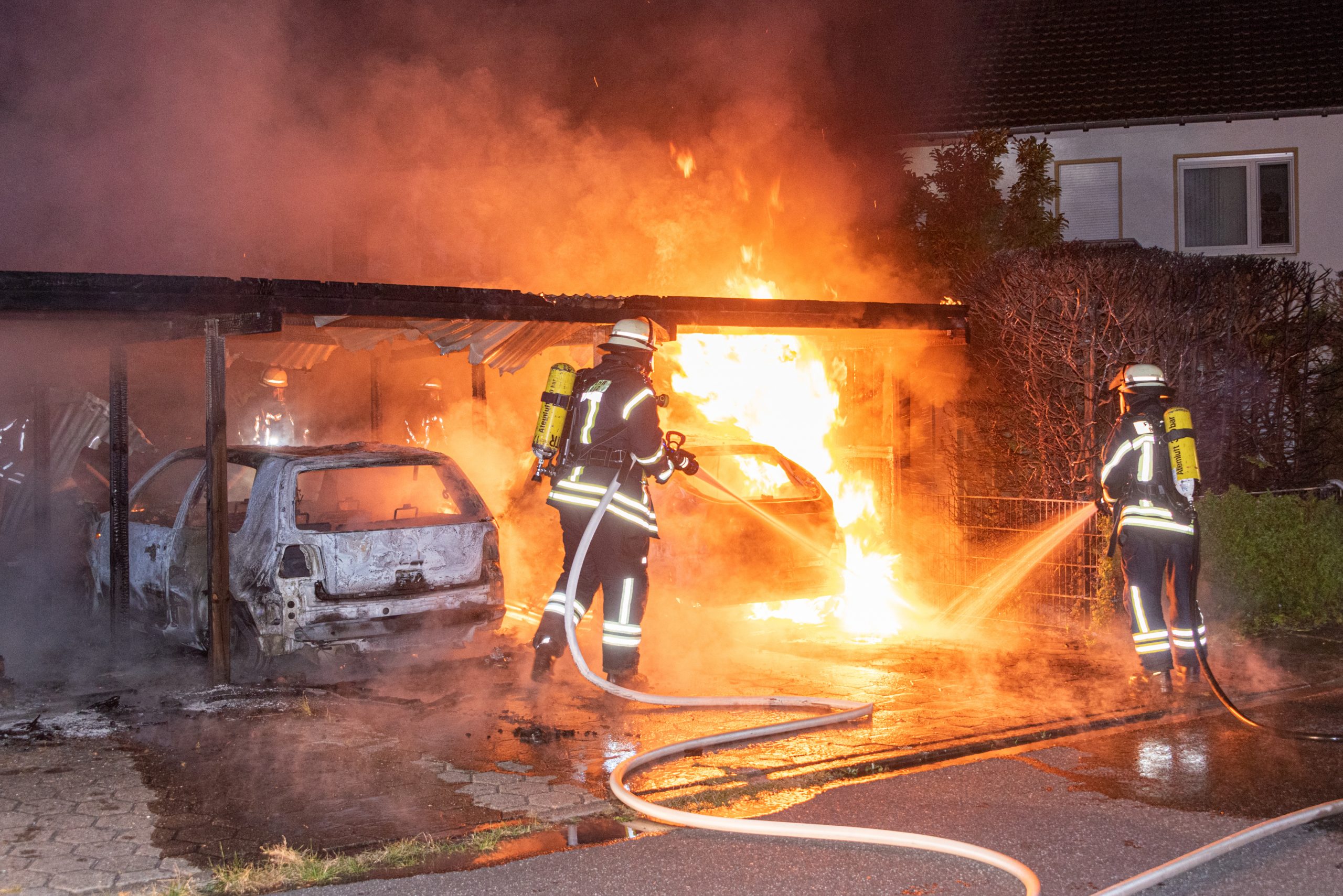 In Buchholz in der Nordheide standen in der Nacht zum Samstag zwei Autos und Carport in Flammen.