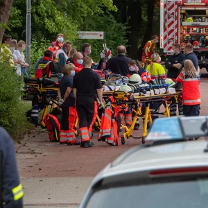 Einsatzkräfte auf dem Gelände der Lüneburger Psychiatrie.