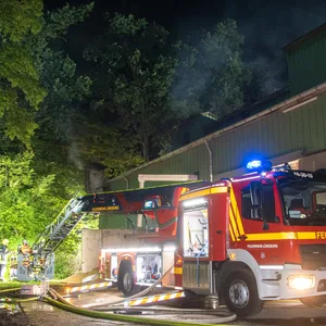 Ein Wagen der Feuerwehr an der Einsatzstelle am Postweg in Lüneburg.