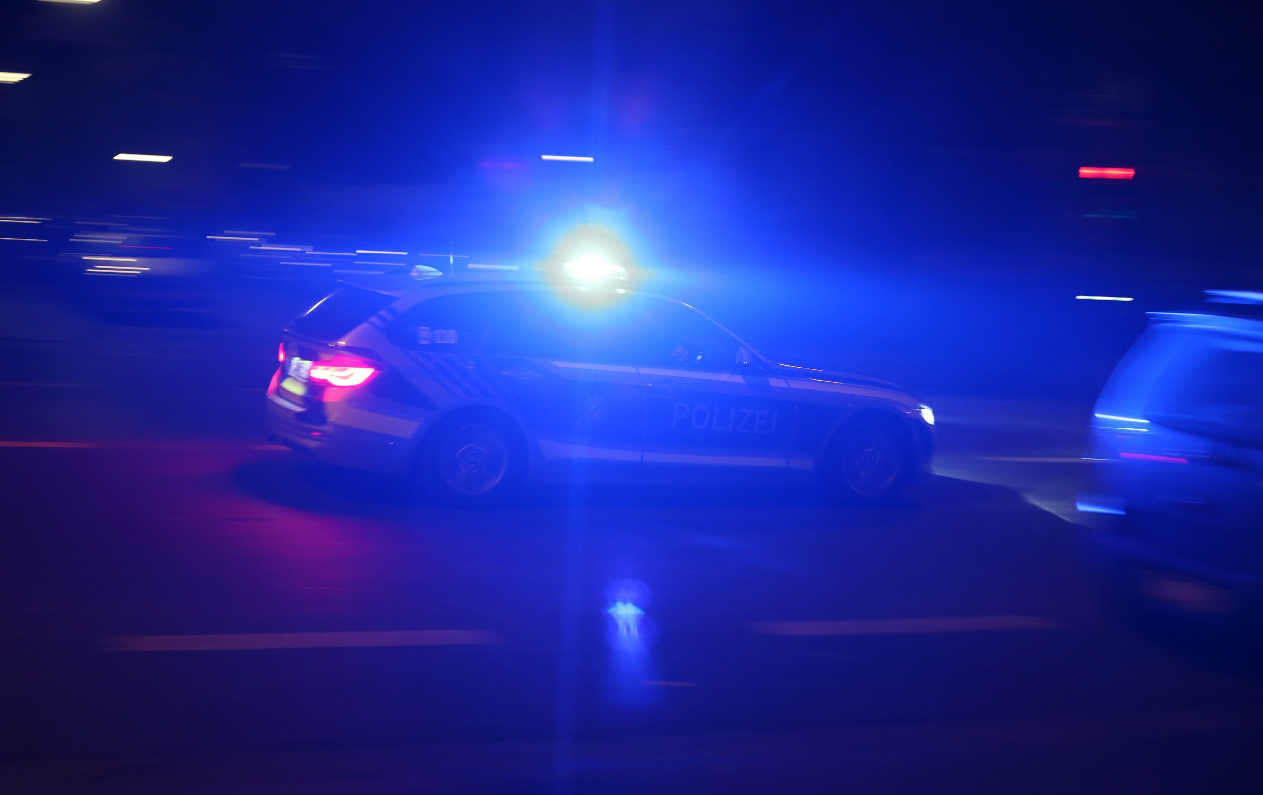 Polizeiauto mit Blaulicht in der Nacht (Symbolfoto)