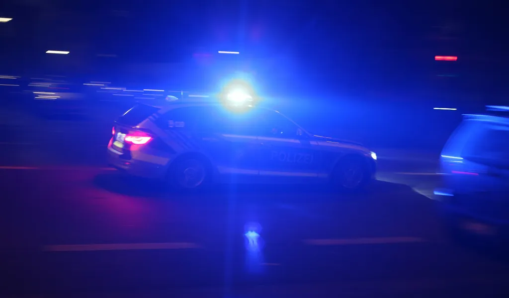 Polizeiauto mit Blaulicht in der Nacht (Symbolfoto)