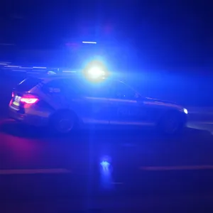 Polizeiauto mit Blaulicht in der Nacht (Symbolfoto)