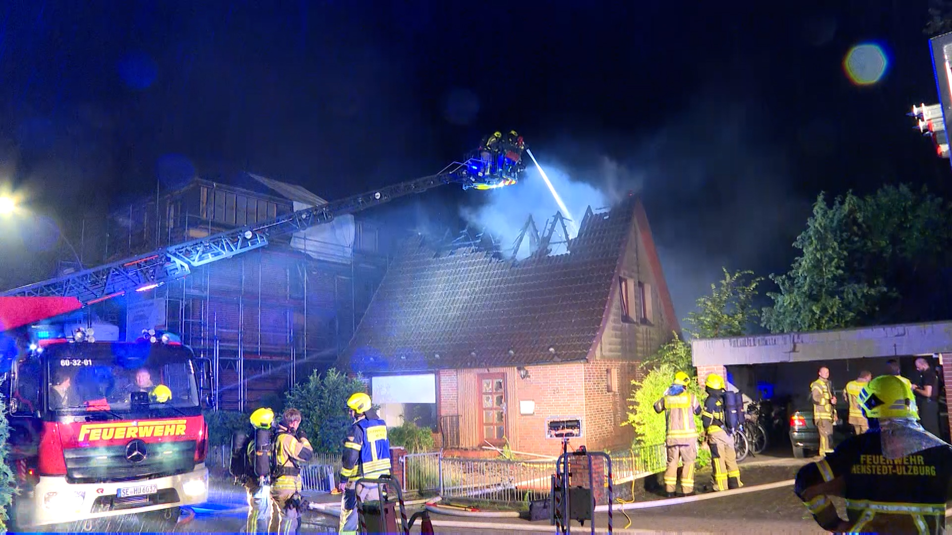 Feuerwehrkräfte bei Löscharbeiten in Henstedt-Ulzburg.