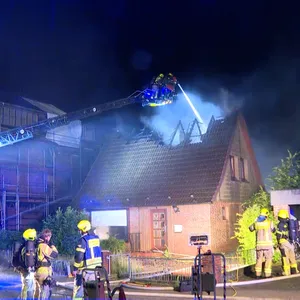 Feuerwehrkräfte bei Löscharbeiten in Henstedt-Ulzburg.