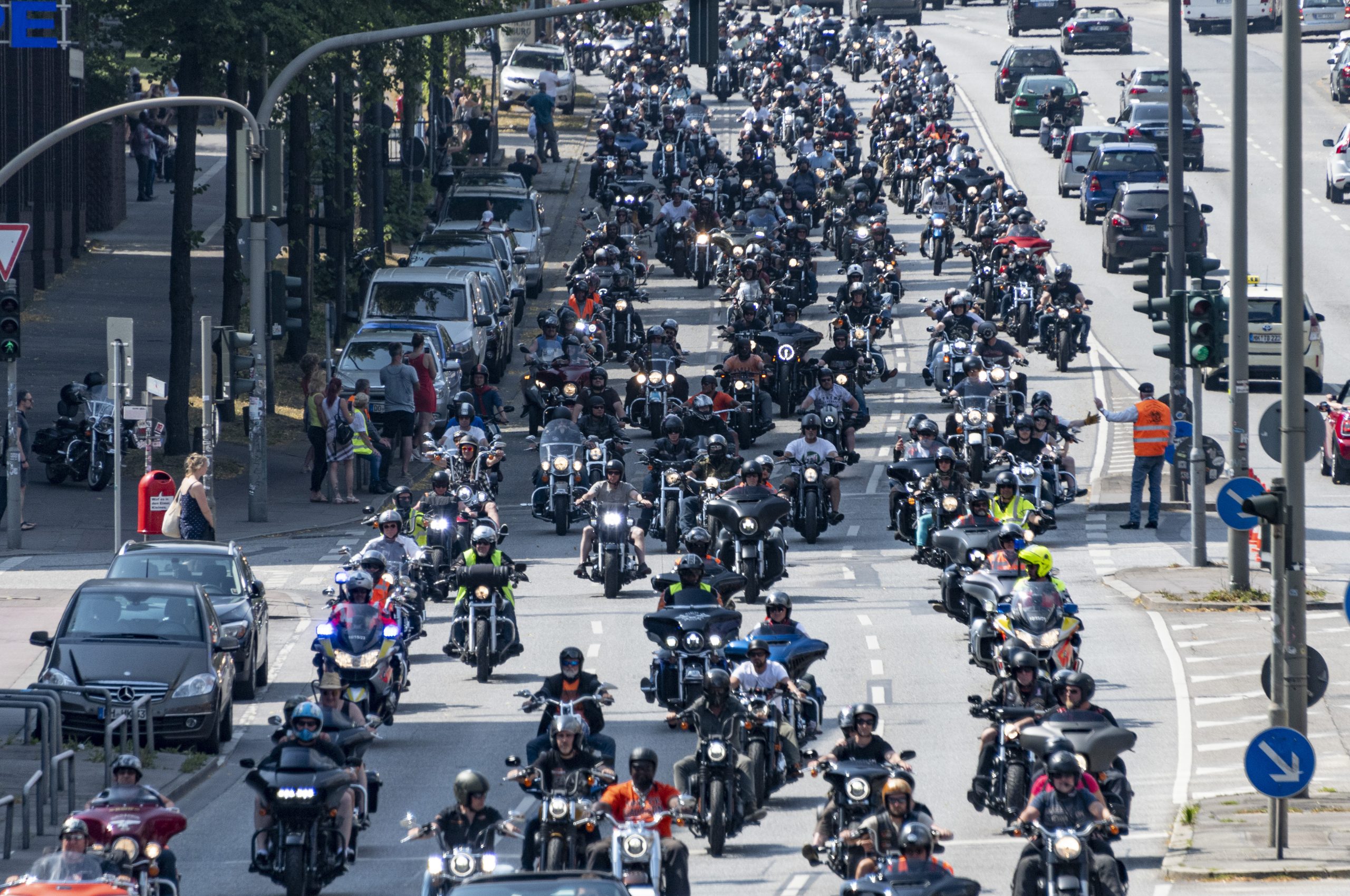 Tausende Teilnehmer der Harley Days fahren durch Hamburg.