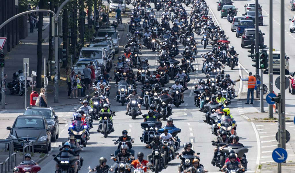 Tausende Teilnehmer der Harley Days fahren durch Hamburg.