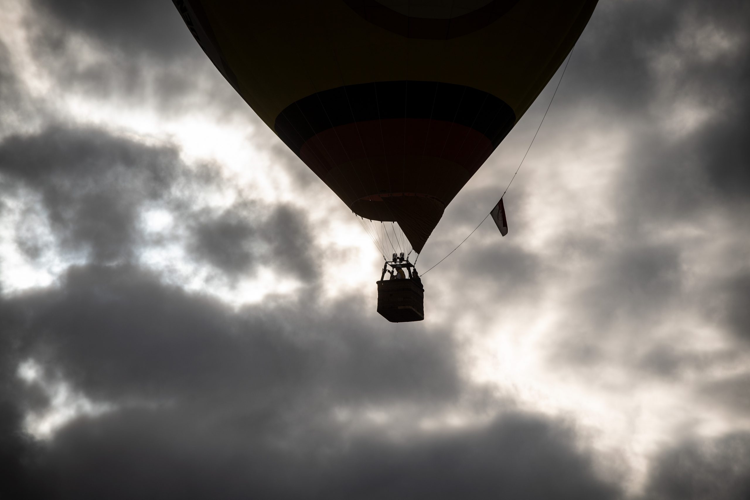 Ein Heißluftballon fliegt (Symbolbild)