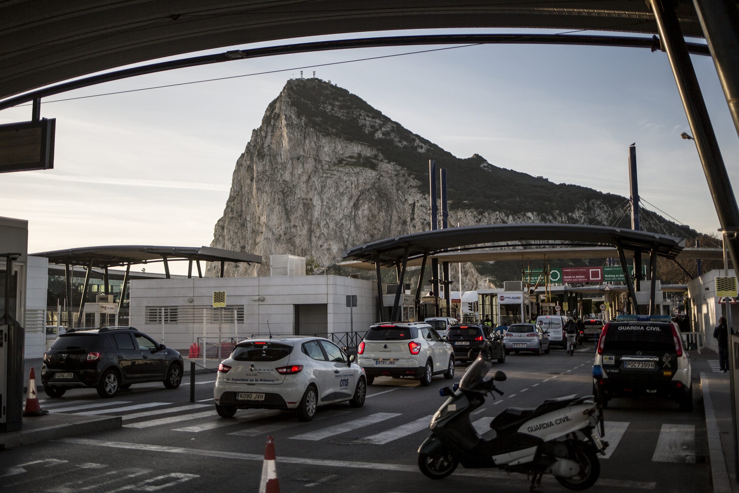 Autos stehen an der Grenze zwischen Spanien und Gibraltar.