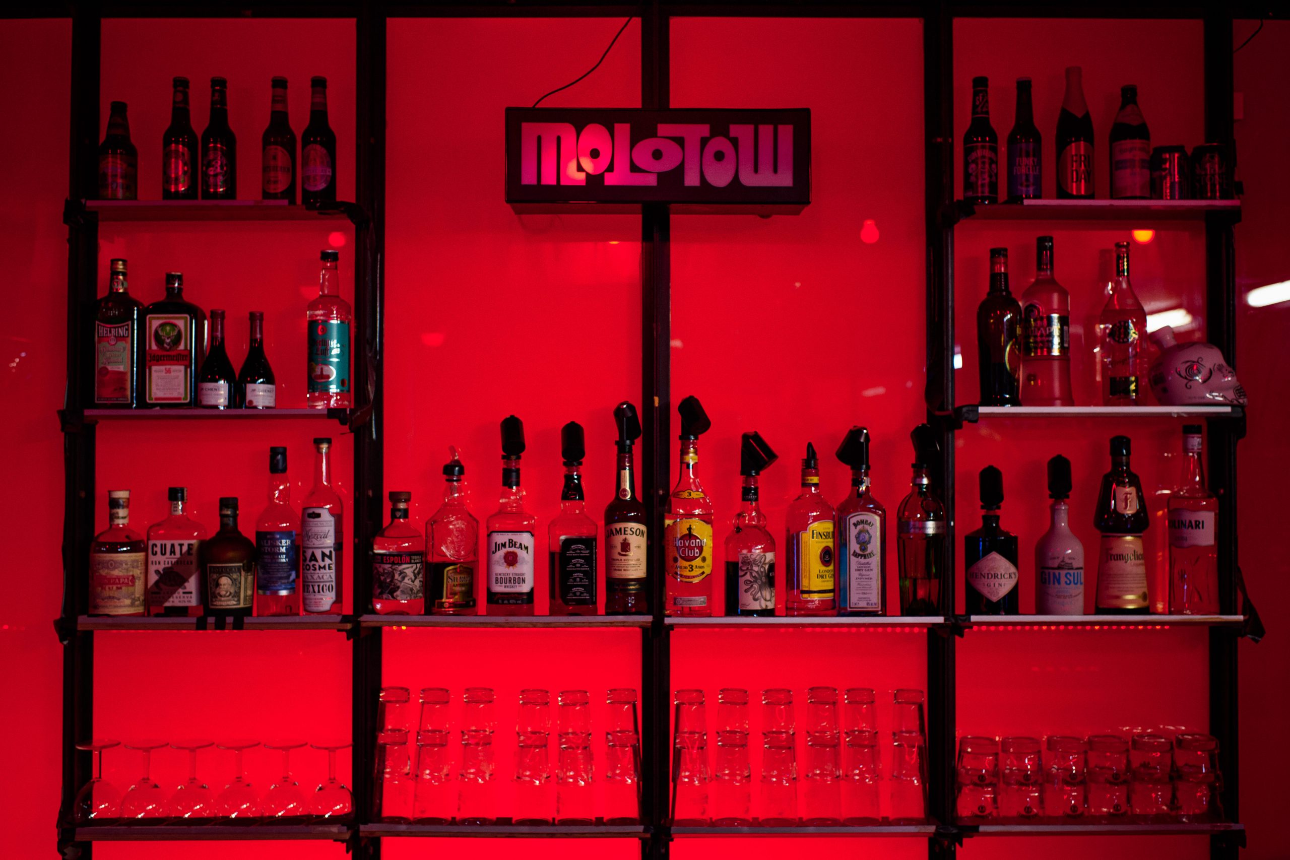 Getränke in Flaschen stehen im Molotow auf der Reeperbahn während des Open Club Day hinter einer Bar.
