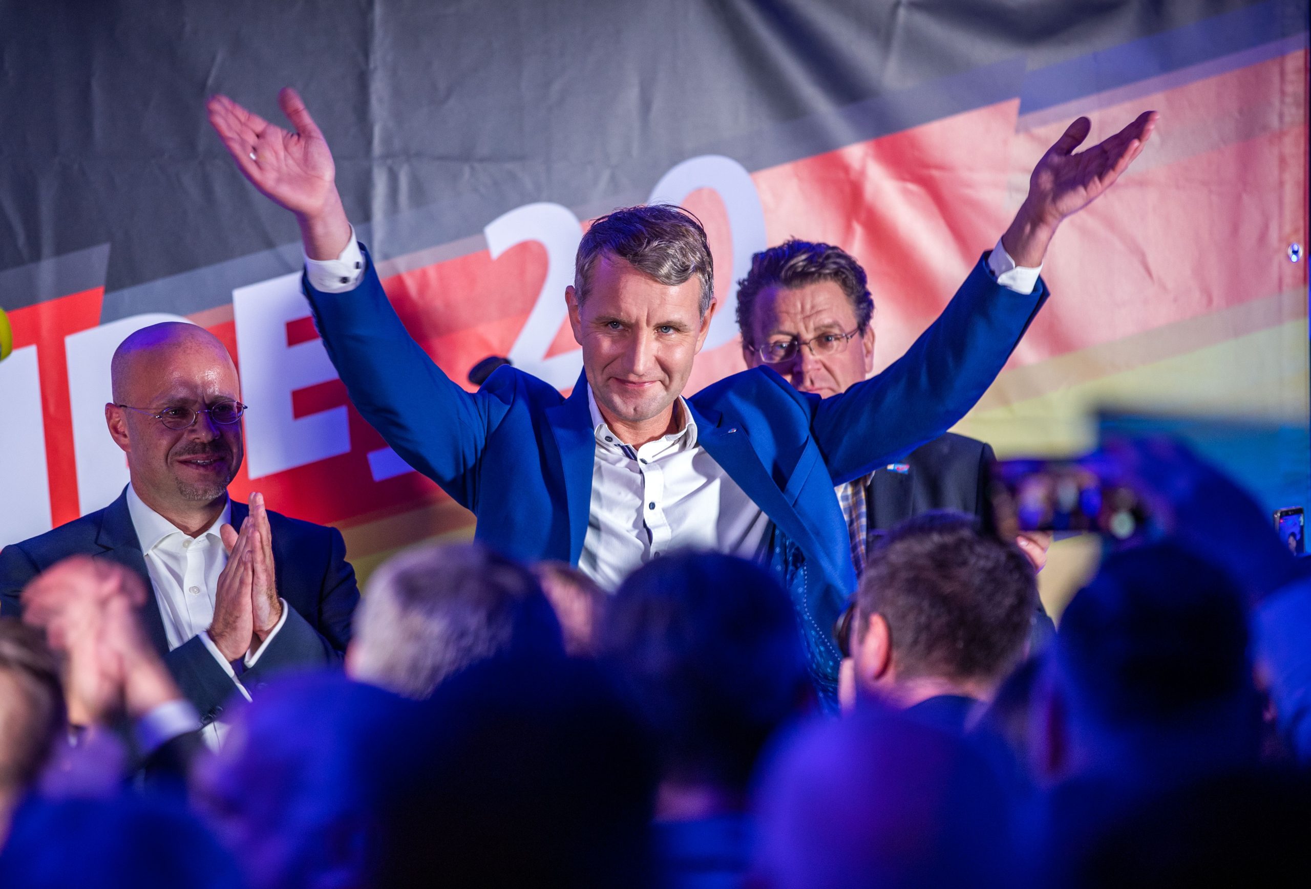 Thüringens AfD-Fraktionschef Björn Höcke reißt auf einer Wahlparty die Hände nach oben
