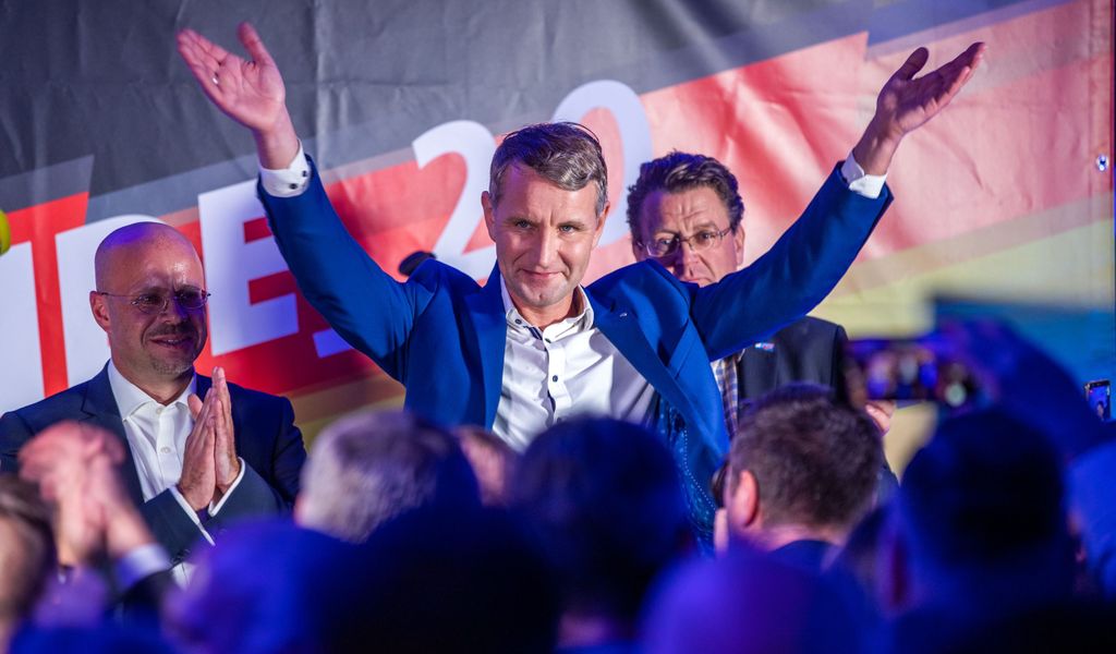 Thüringens AfD-Fraktionschef Björn Höcke reißt auf einer Wahlparty die Hände nach oben