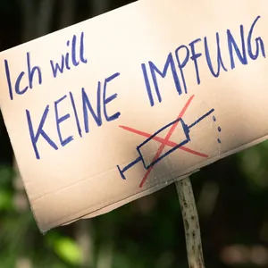 Ein Plakat von Impfgegnern im Mai 2020 (Symbolbild)