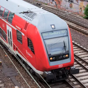 Eine regionalbahn fährt in den Hamburger Hauptbahnhof ein.