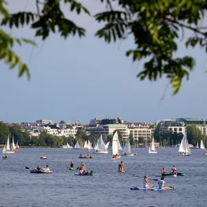 Stand Up Paddler und Boote auf der Alster