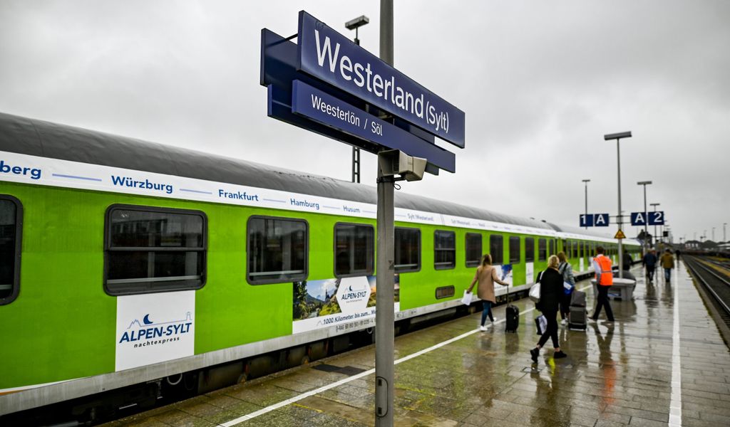 Fahrgäste des Alpen-Sylt-Nachtexpress auf dem Bahnsteig in Westerland. (Symbolbild)