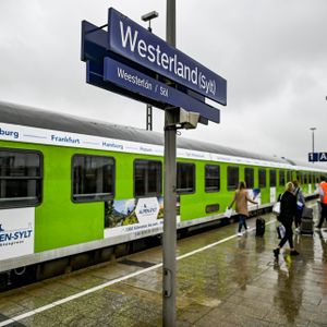 Fahrgäste des Alpen-Sylt-Nachtexpress auf dem Bahnsteig in Westerland. (Symbolbild)