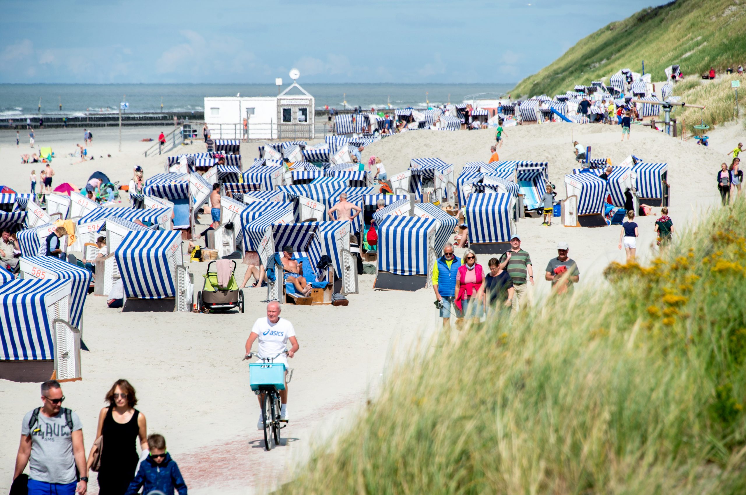 Urlaubsgäste sitzen bei sonnigem Wetter in ihren Strandkörben. (Symbolbild)