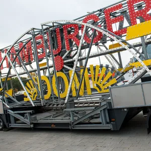 Leuchtreklame auf Anhänger