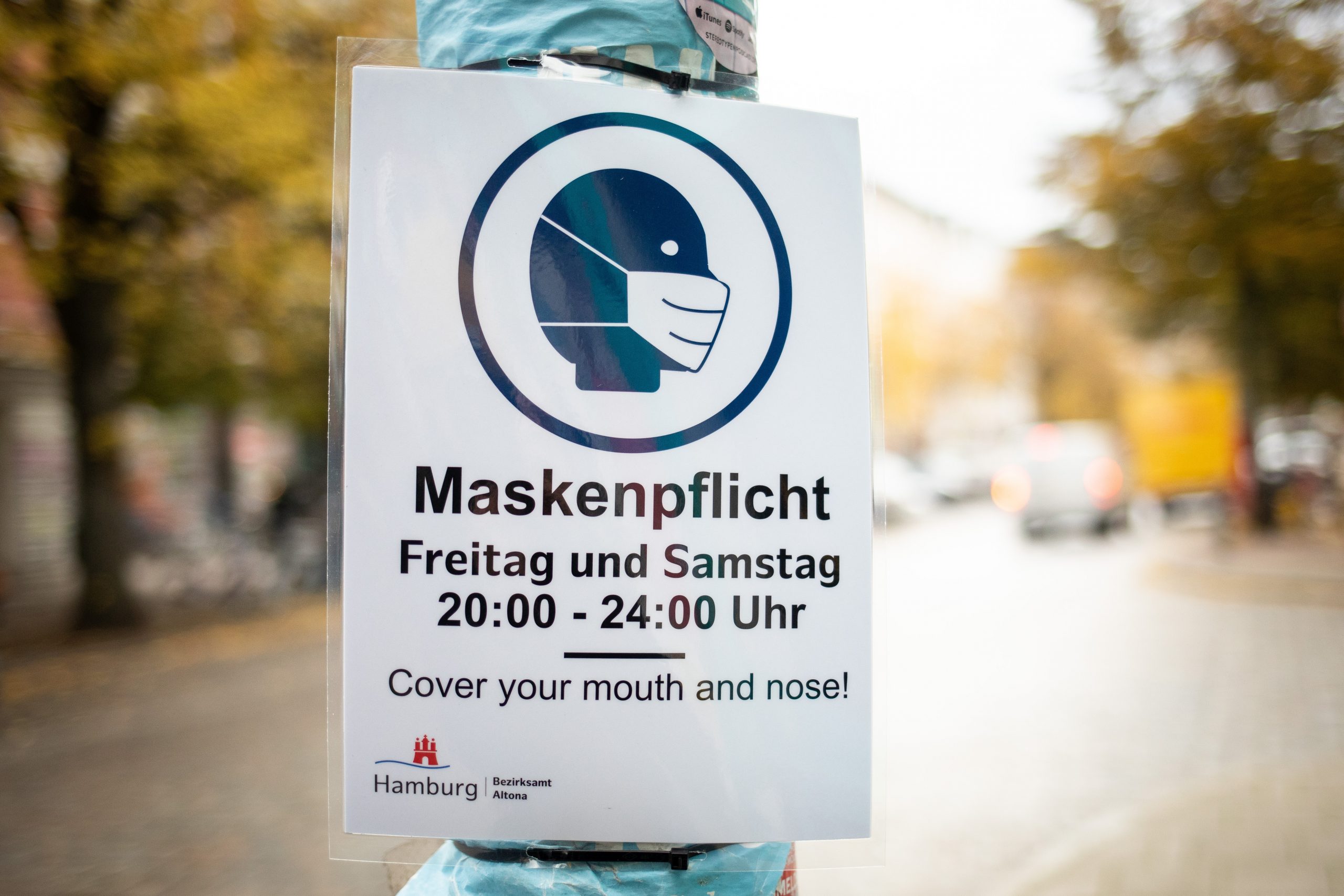 Ein Schild mit der Aufschrift „Maskenpflicht“