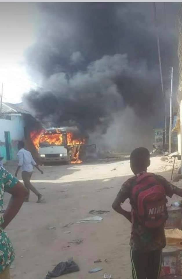 Eine Bombe zerstörte den Bus des somalischen Fußball-Klubs Jubaland Chamber of Commerce and Industry vollständig