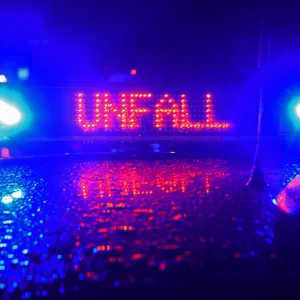"Unfall" in roten LED-Leuchtbuchstaben