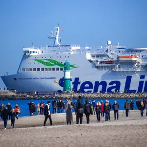 Das Fährschiff „Mecklenburg-Vorpommern“ vor Warnemünde.