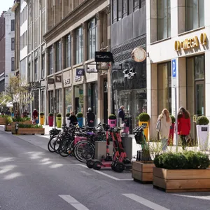 Passanten gehen durch die Straße Neuer Wall in der City. Der Deutsche Städtebund fordert ein Umdenken für die Zukunft der Innenstädte.