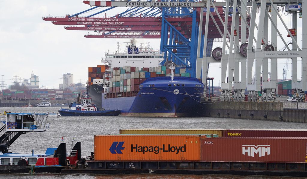 Schiff mit einem Hapag-Lloyd-Container
