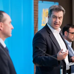 Koalitionspartner in Bayern: Markus Söder (M.) und Hubert Aiwander (l.)
