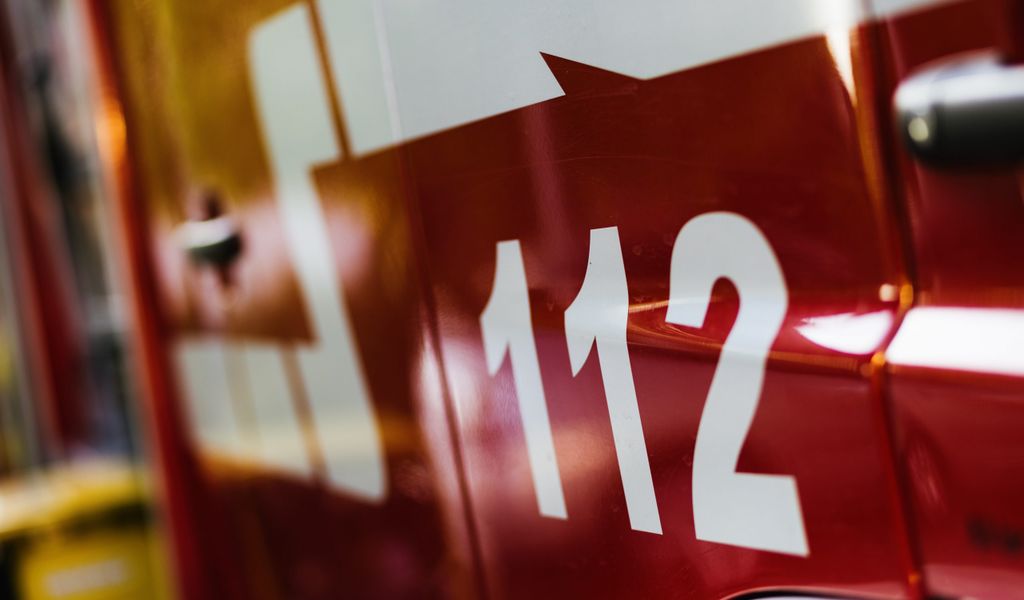 Ein Feuerwehrfahrzeug mit der Aufschrift „112“.