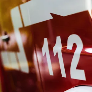 Ein Feuerwehrfahrzeug mit der Aufschrift „112“.