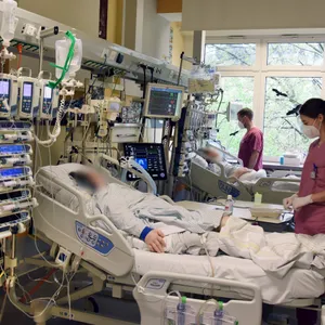 Pflegepersonal kümmert sich in Halle/Saale um Covid-Patienten.
