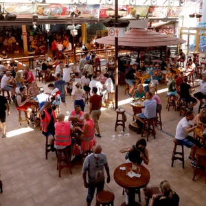 Gäste sitzen an Tischen im Lokal „Bierkönig“ auf Mallorca