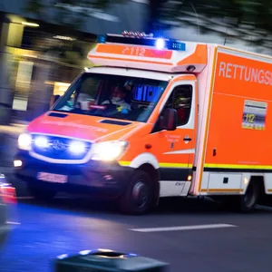 Ein Rettungswagen mit Blaulicht