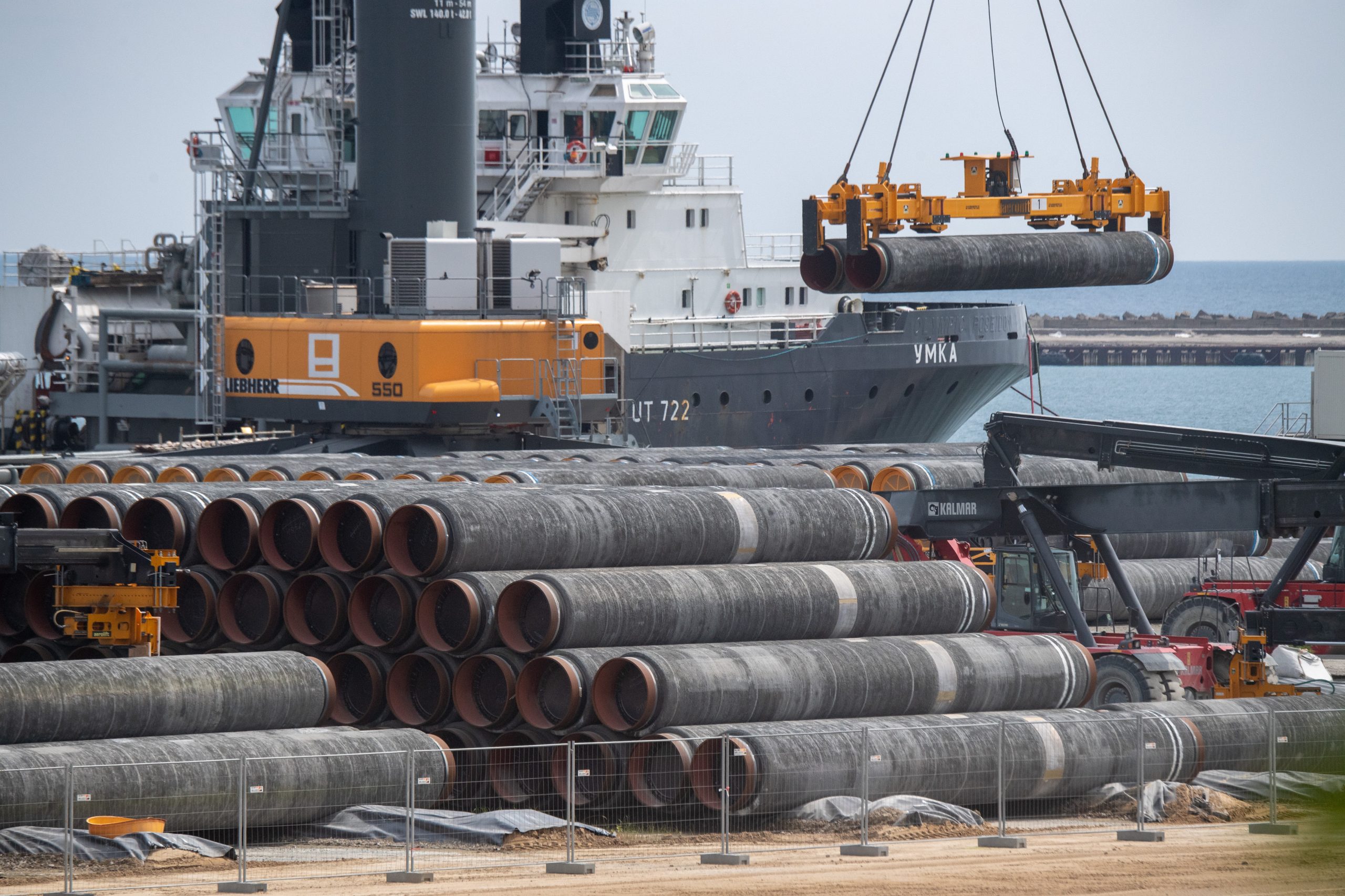 Rohre für die Ostsee-Gaspipeline Nord Stream 2 werden auf dem Gelände des Hafen Mukran auf ein Schiff verladen.