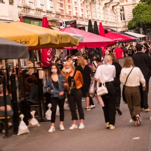 Passanten sind am Abend im Schanzenviertel auf dem „Schulterblatt“ unterwegs oder sitzen an den Tischen der Außengastronomie.