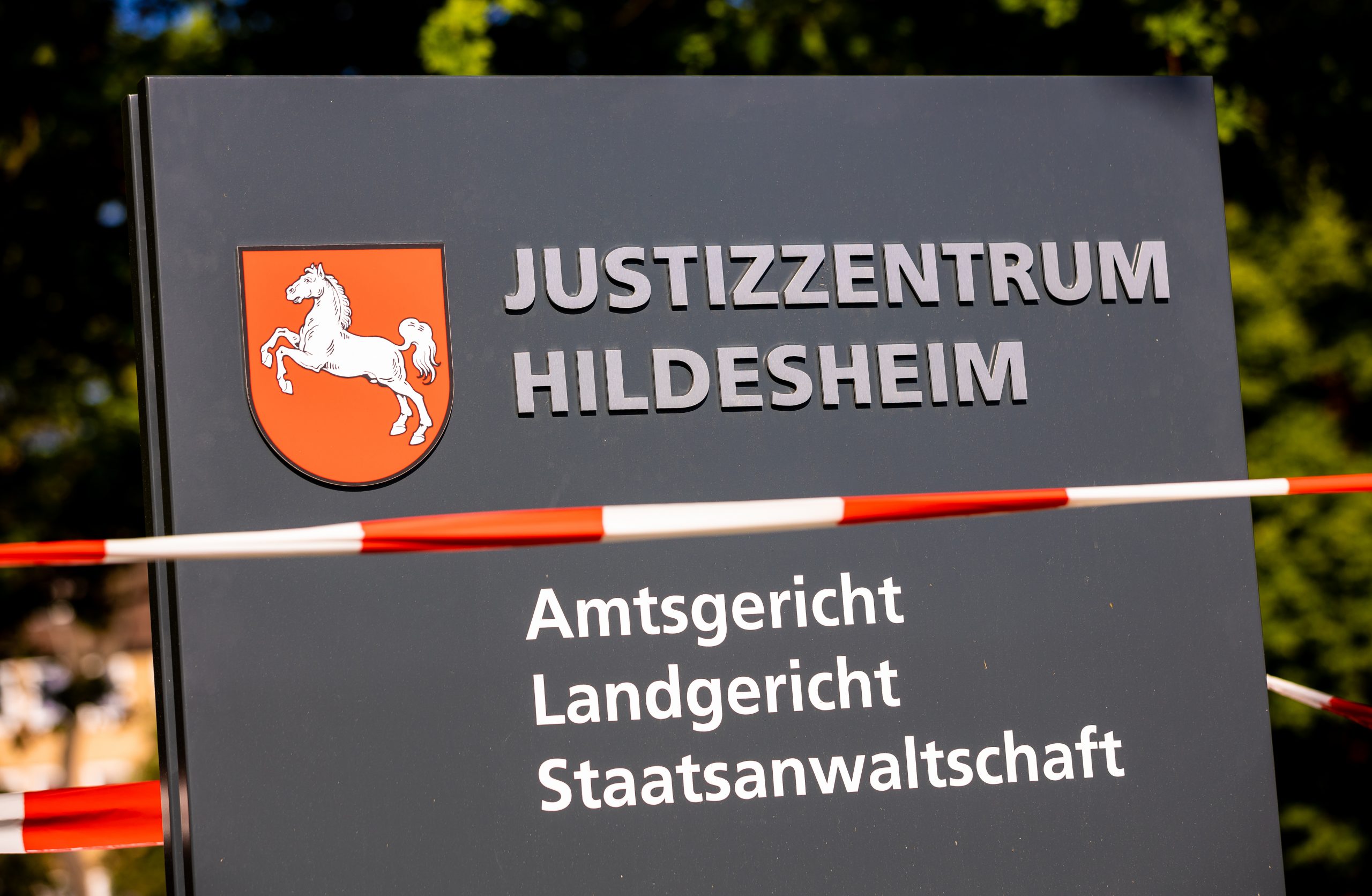 Schild am Landgericht Hildesheim