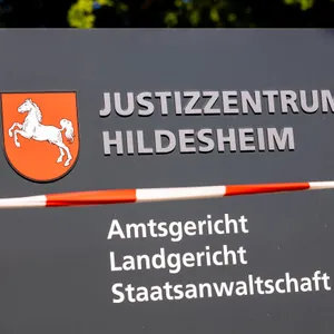 Schild am Landgericht Hildesheim