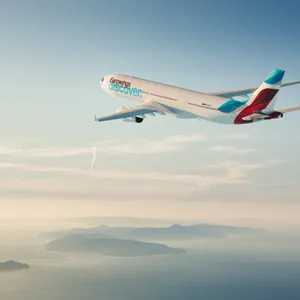 Ein Flugzeug der neuen Lufthansa-Airline „Eurowings Discover“ fliegt
