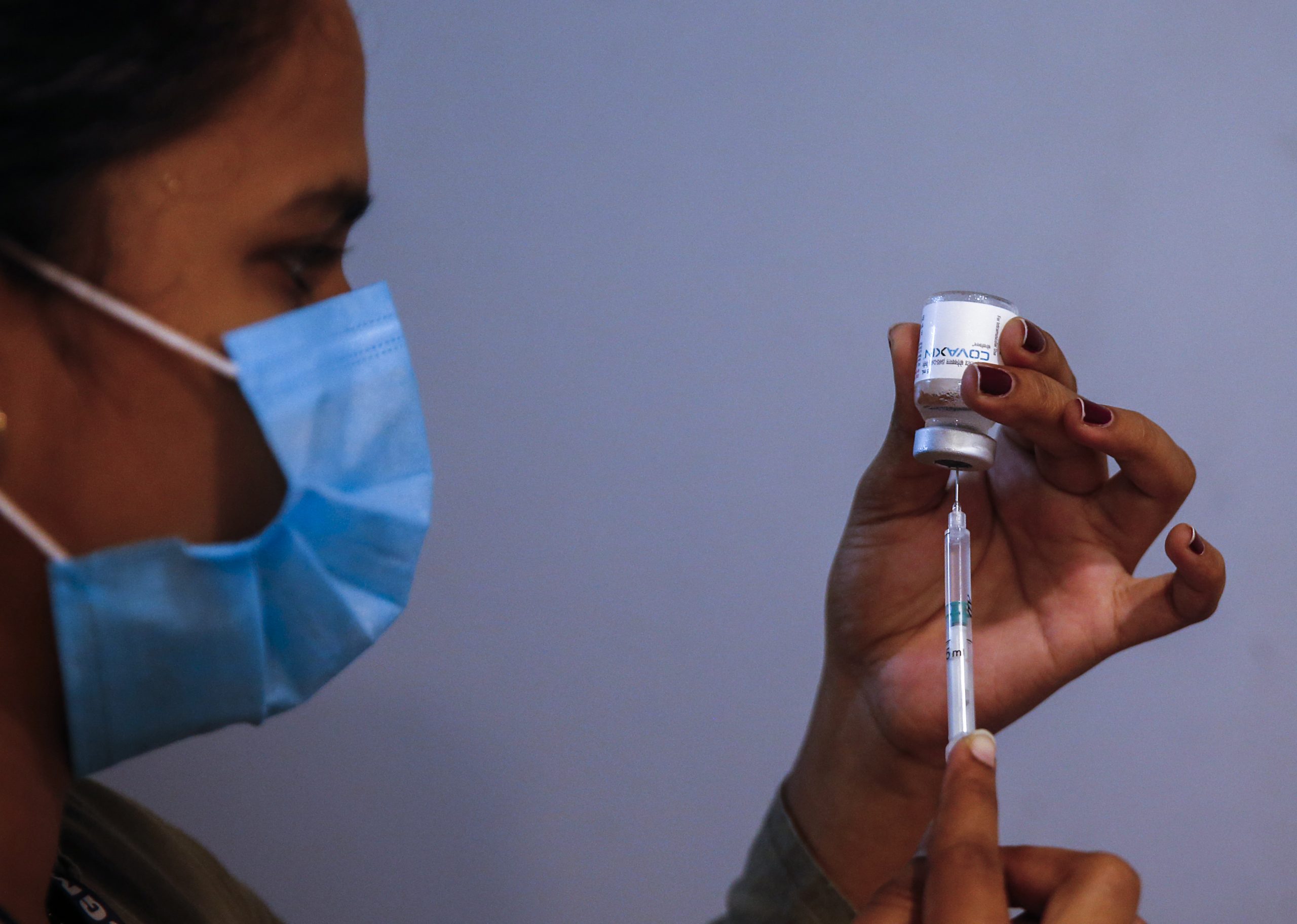 Eine Ärztin in Indien bereitet eine Impfdosis des Corona-Impfstoffs Covaxin in einem Impfzentrum vor (Symbolbild).