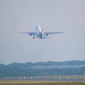 Ein Flugzeug hebt vom Airport Hamburg ab