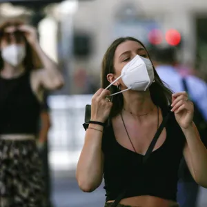 Frauen mit Masken