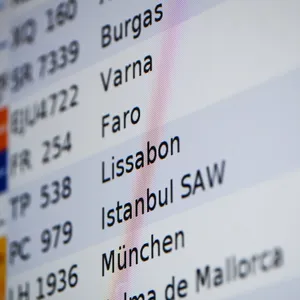 Flugtafel unter andem mit Lissabon und Mallorca.
